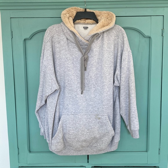aerie Hoodie. Small. Fleece lined hood and front pocket. Gray - Picture 1 of 12